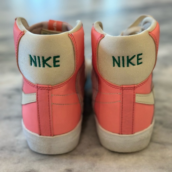 Nike Blazer Mid '77 SE Sneaker (Youth 5.5) - Picture 3 of 6